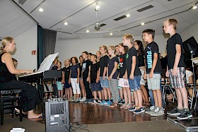 Referendarin Fabienne Arnold hatte ihre Klasse 5d mit der Begeisterung für das gemeinsame Singen „angesteckt“.