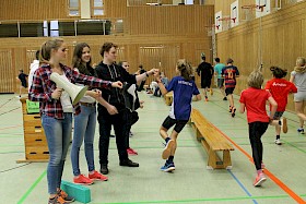 Die gerade neu gewählten Schülersprecher Johanna Siekmann, Lara Schiele und Birk Adam verteilten Gummis an die Teilnehmer des Spendenlaufes.