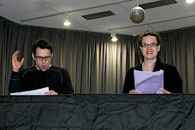 Foto: Tino Leo und Lavinia Heilig beeindrucken bei ihrer lebhaften Lesung von Goethes „Faust“.