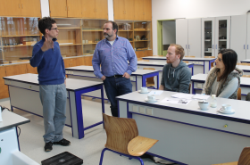 In einem Vortreffen im Hebel-Gymnasium erklärt Physiklehrer Heiko Stangl die Ideen für das Partnerschulprojektprojekt: Projektleiter Kim Orzol und Referentin Alev Kaynak sind beeindruckt (dazwischen Physiklehrer Florian Rößler).