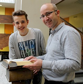 Christoph Birkel und Lateinlehrer David Kuhs schlagen im Handwörterbuch Lateinvokabeln nach.