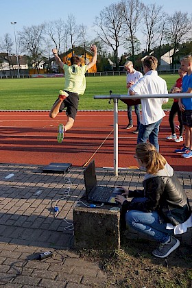 Sophia Dopf nimmt die Kraftwerte, mit der sich der Athlet beim Absprung von der Kraftplattform abdrückt.