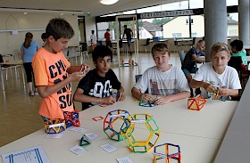 Luc-Pascal Hoffmann, Farhan Bhatti, Fynn Janson und Jannis Burkard haben beim Knobeln und Basteln in der Mathe-Ausstellung ihren Spaß.