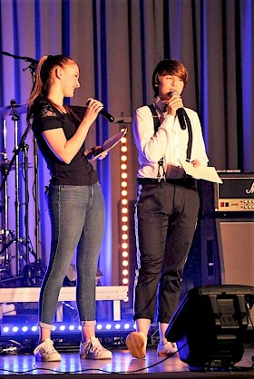 Medina Bogumil und Lars Angstmann führten charmant durch den Abend.