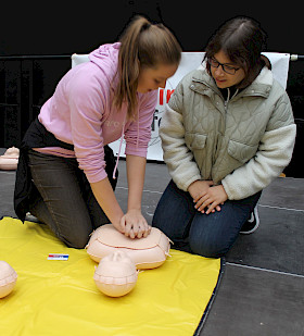Schulsanitäterinnen Ann-Christin Strugies und Jana Dommermuth üben an Puppen die Herzdruckmassage.