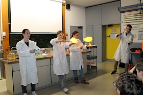 eeindruckende Chemie-Show: Cara Schell, Sarah Dittmann und Eli Naumann sowie ihr Chemielehrer Hannes Henn zündeten auf der bloßen Hand einen „Seifenblasenberg“ an.