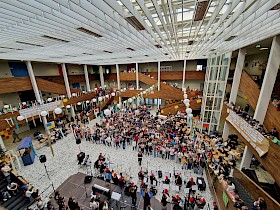 Zum Abschluss der Feierstunde tanzte die Schulgemeinschaft gemeinsam zum Weihnachtshit „Last Christmas“.