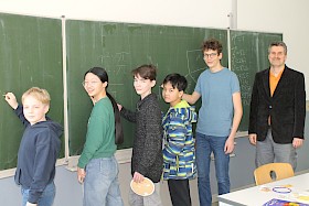 Der stellvertretende Schulleiter Gundolf March (rechts) kann die Begeisterung für Mathematik gut verstehen, da diese auch sein Unterrichtsfach ist. Nun hatte er die Freude, den erfolgreichen Mathe-Olympioniken zu ihren Preisen zu gratulieren: Maximilian Süssenbach, Winnie Huang, Nanuk Fink, Daniel Zhang und Sebastian Conrad.