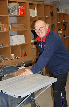 Der neue Hausmeister am Hebel-Gymnasium liebt Holz: Andreas Schwechheimer ist in der Werkstatt in seinem Element.