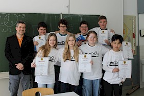 (Vorne) Lara Scharow, Marie Naber, Eva Leonard und Daniel Zhang kamen auf einen dritten Platz in Südwestdeutschland. (Hinten) Neben dem stellvertretendem Schulleiter Gundolf March freuen sich Alexander Mykulanynets, Sebastian Conrad, Eike Janson und Marvin Cataldo über Rang vier.