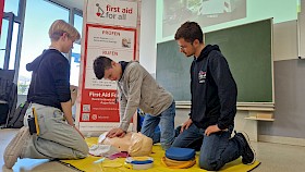  Lilli Manhart und Marcel Kaufka (Klasse 9) trainieren an einer Puppe die Wiederbelebungsmaßnahmen. Trainer Leon Peetz von First Aid For All achtet auf die korrekte Durchführung.