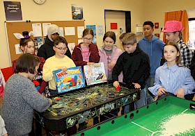 Die Klasse 5f durfte die neuen Spiele, die dank der Finanzierung des Freundeskreises angeschafft wurden, ausprobieren. Wegen Fasching waren einige Jugendliche verkleidet, beispielsweise als Donut.
