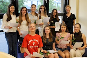 Die kreativen Schreiberinnen der Literatur-AG lasen ihre Text in der Bibliothek vor: (hinten) Elif Murat, Amelie Smidt, Fiona Wilke, Malin Rössler, Rochelle Alberti, AG-Leiterin Wiebke Eschenhagen, (sitzend) Sofiia Melnyk, Carlotta Keller, Anastasiia Kudria, Magdalena Molnar