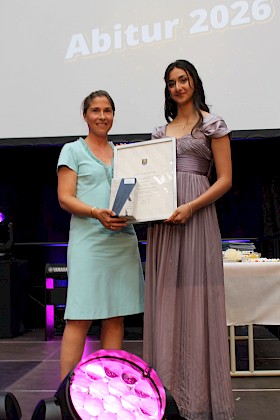 Lisa Schlüter überreicht den Hebel-Preis an Zeynep Murat