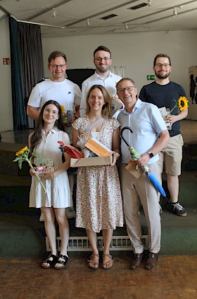 Sie verlassen aus unterschiedlichen Gründen das Hebel-Gymnasium: (vorne) Selina Mühlberg, Karolin Nold, Dr. Jörg Breitweg, (hinten) Niklas Grub, Jan-Tobias Wein, Felix Seger.